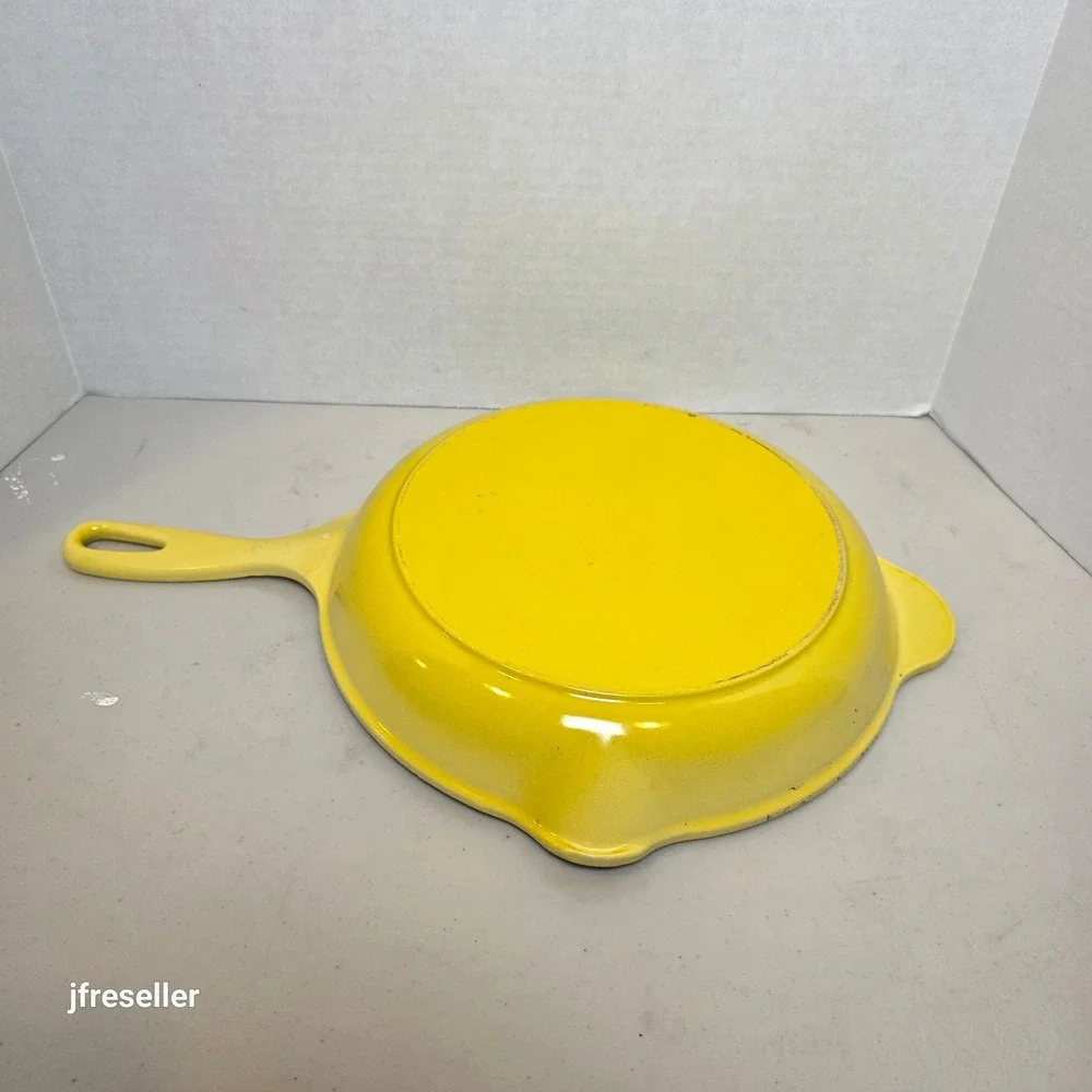 Le Creuset Yellow Enameled Cast Iron Skillet 10.5 Inch Frying Pan Pour Spouts